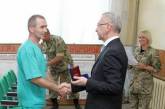 Николаевский врач военного госпиталя в Мариуполе получил награду от Министра обороны Украины