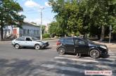 В центре Николаева в Geely, который вез ребенка в больницу, врезался "Москвич"