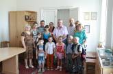 В Николаеве школьникам из многодетных семей передали подарки с канцелярскими принадлежностями