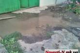 «Зачем мы платим большие за коммунальные услуги?»: из-за прорвавшего водопровода в Николаеве начало подтапливать дома