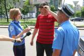 Николаевские ГАИшники дарят подарки «прилежным» водителям и пешеходам