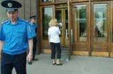 В День Конституции к Николаевскому облсовету и ОГА принесли воду в ведрах