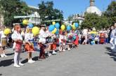 На День города в Мариуполе устроили парад вышиванок