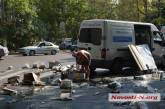 В Николаеве микроавтобус, везший алкоголь, влетел в грузовик: пострадавший водитель бросился собирать уцелевшие бутылки 