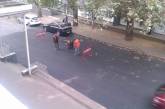 Как в Николаеве ремонтируют дороги: коммунальщики разбивают новый асфальт в поисках канализационных люков
