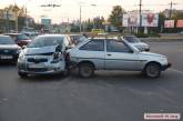 В Николаеве на Херсонском шоссе столкнулись сразу три автомобиля