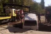 В Киеве микроавтобус провалился под землю. ФОТО
