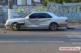 В центре Николаева на "проклятом перекрестке" женщина за рулем Daewoo ударила Mercedes