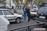 В центре Николаева на Пушкинском кольце столкнулись сразу три автомобиля