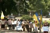 «Одинокий пикетчик» с плакатом предупреждал николаевских «РУХовцев», пикетировавших ОГА, что их могут пораздирать