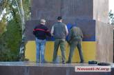 В Николаеве восстанавливают флаг на облитом краской памятнике 