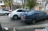 В центре Николаева водитель "Тойоты" помял сразу два припаркованных автомобиля