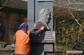 В Николаеве вандалы изуродовали мемориальную доску покойному мэру Чайке