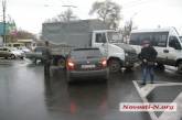 На Пушкинском кольце грузовик "ЗиЛ" протаранил "Шкоду"