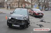 В центре Николаева столкнулись два «Ниссана»: пострадала девушка-водитель