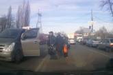В Николаеве водитель побил пешехода, который переходил дорогу в неположенном месте и едва не угодил по колеса. ВИДЕО