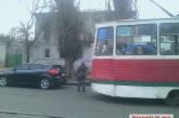 Хроники автобыдла: в центре Николаева дама на черном Ford Focus заблокировала движение трамваев