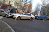 В Николаеве столкнулись сразу три легковых автомобиля