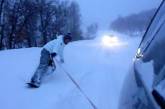 В Николаеве парень на сноуборде проехался по оживленной трассе. ВИДЕО
