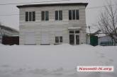 Пока мэр Сенкевич призывает горожан чистить придомовые территории, у офиса его фирмы снег никто не убирает