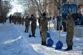 В Николаеве военные помогают расчищать рельсы: движение трамваев обещают восстановить сегодня
