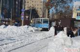Николаевцы превратили трамвайную колею в автостоянку. ВИДЕО