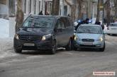 В Николаеве возле гимназии №2 столкнулись Hyundai и микроавтобус Mercedes 