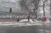 «Мы открыты для туризма»: в сети появился англоязычный ролик о разбитых и грязных улицах Николаева