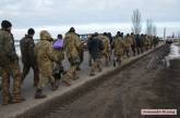 С полигона "Широкий лан" полсотни военных идут пешком в Николаев требовать нормальных условий. ВИДЕО