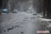 В центре Николаева вместе со снегом сошел и асфальт