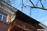 В Николаеве с крыш домов на тротуар продолжают падать железные ограждения