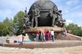 Николаевские добровольцы почистили и «озолотили» символ Николаева