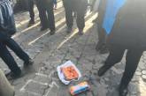 В ходе акции в поддержку Савченко посольство РФ в Киеве забросали яйцами. ВИДЕО