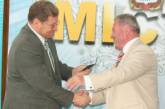 Губернатор Круглов вручил мэру Чайке партийный билет