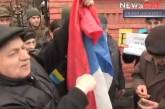 Нардеп Парасюк сорвал флаг с консульства РФ во Львове. ВИДЕО
