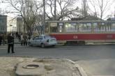 В центре Николаева 80-летний пенсионер за рулем «Ланоса» угодил под трамвай