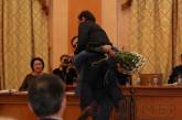 В стиле Яценюка: одесский депутат вынес Боровика на руках из сессионного зала. ВИДЕО
