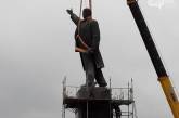 Памятник Ленину в Запорожье не могут сломать уже более суток