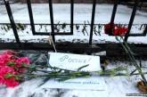 Киевляне принесли к российскому посольству цветы в память об упавшем в Ростове самолете