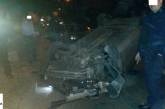 В Николаеве автомобиль врезался в рекламный щит: пьяный водитель пытался сбежать с места происшествия