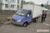 В центре Николаева автомобиль провалился колесом в яму и застрял прямо на светофоре