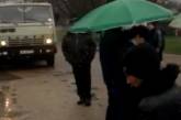 Жители Вознесенска перекрыли дорогу грузовикам с песком. ВИДЕО