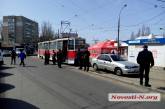 У рынка «Колос» в Николаеве автомобиль заблокировал движение трамваев