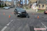В центре Николаева столкнулись Peugeot и маршрутка Mercedes-Benz