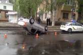 В Николаеве перевернулся автомобиль Renault Logan