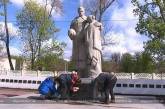 В Харькове разрисовали свастикой памятник у братской могилы