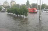 В Запорожье ливень затопил улицы, а град побил машины. ФОТО