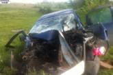 На Николаевщине Peugeot съехал с дороги и врезался в дорожную опору: пострадали два человека
