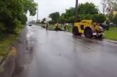 В Николаеве в дождь кладут асфальт. ВИДЕО