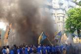 "Азов" под бой барабанов подошел к зданию Рады: горят дымовые шашки